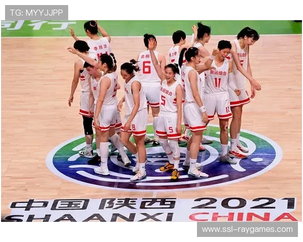 全运会颁奖仪式上的瞬间：广东队员相拥庆祝胜利