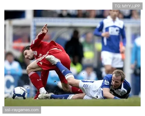 为抗议裁判判罚，加的斯球迷向场内投掷大量玩具